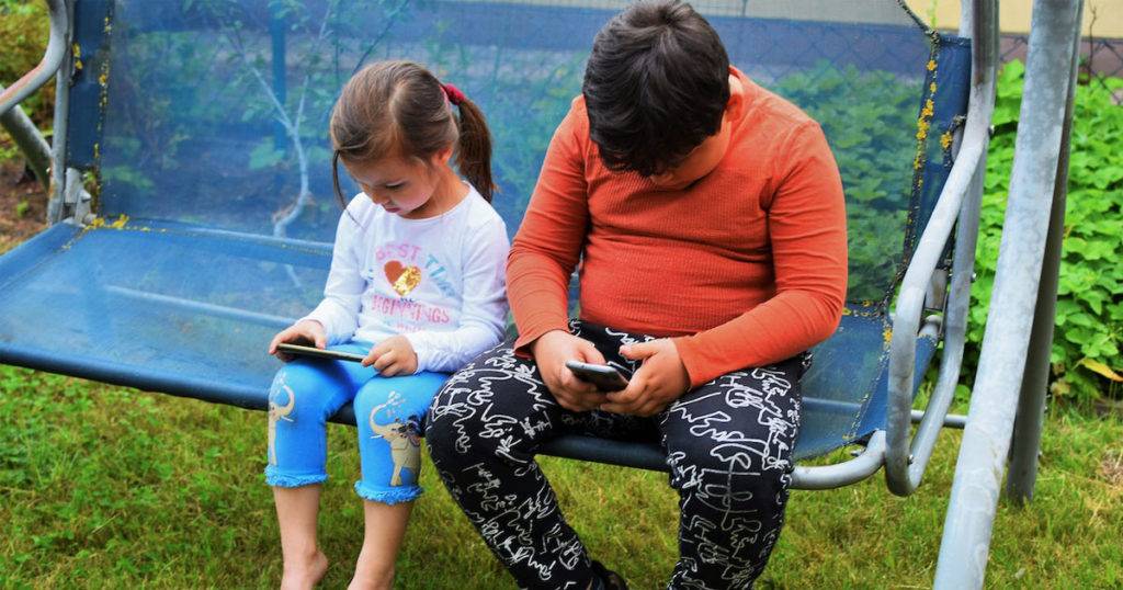 শিশুদের মধ্যে স্মার্টফোন আসক্তি স্পনডিলাইটিস এর কারণ হতে পারে - Smartphone addiction in children can cause spondylitis